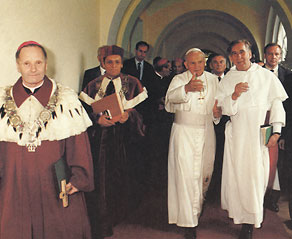  Jan Paweł II na korytarzu KUL, 9 VI 1987 r. 