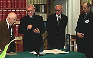  Rektor KUL wręcza w Bibliotece medal ZA ZASŁUGI DLA KUL Otto Sagnerowi, maj 2003 r. 