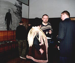  Wystawa 'Tischner' BU KUL, marzec 2002 r. - Wanda Czubernatowa w rozmowie z dyr. Biblioteki i biografem ks. Tischnera, Wojciechem Bonowiczem 