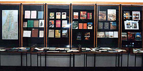 Część gablot wystawy Ziemia Zbawiciela, BU KUL, 2000 