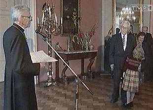  Order św. Grzegorza dla Tadeusza Chrzanowskiego, 2001 