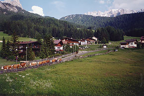  Dolomity, Val Gardena: Selva   widok na Passo di Sella 