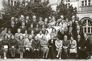  Profesor Irena Sławińska w otoczeniu kadry Wydziału Humanistycznego KUL, lata '70. XX w. 