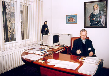  2005, Ks. Stolz w dyrektorskim gabinecie 