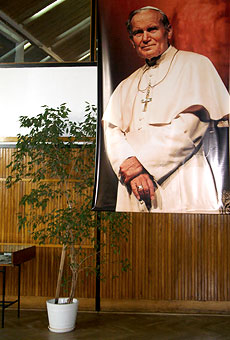  Wystawa papieskich pamiątek, BU KUL, kwiecień 2005 