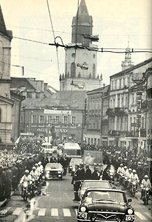  Przejazd papamobile przez centrum Lublina, Krakowskie Przedmieście, 9 VI 1987 r. 