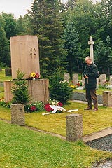  Ks. Tadeusz Stolz odmawia różaniec przy grobach polskich żołnierzy w Narwiku 