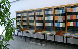  Widok części wystawy Wyd. Verlag Otto Sagner w BU KUL, maj 2003 r. 
