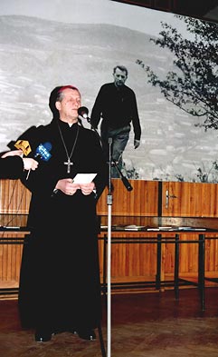  Biskup Mieczysław Cisło otwiera wystawę 'Tischner' 