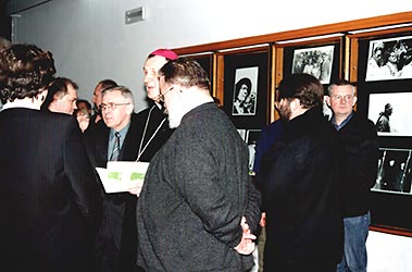  Wystawa 'Tischner' BU KUL, marzec 2002 r., wernisażowi goście 