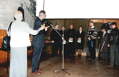  Wystawa 'Tischner'; dyr. Biblioteki, ks. Tadeusz Stolz wita przybylych gości 