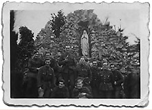  Rumunia, 1940: żołnierze WP pod figurą NMP w Târgu Jiu 