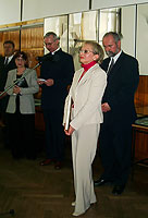  Zofia Kopel-Szulc wita gości na wernisażu, BU KUL, 23.IV'2004 r. 