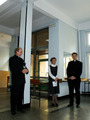Od lewej: zastępca dyrektora Biblioteki
ks. Jerzy Latawiec, kustosz wystawy mgr Justyna Erd, 
ks. dr hab. Jarosław M. Popławski, prof. KUL